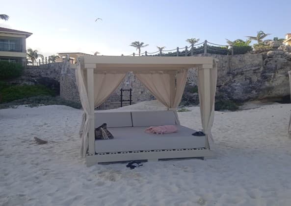 Cama tipo daybed con cortinas
