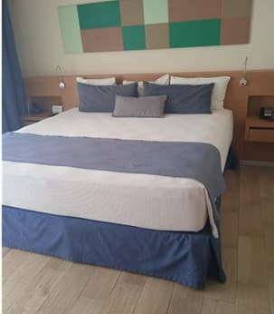 Habitación con cama y cojines